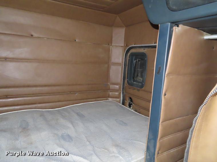 image for item DE3505 2000 Peterbilt 379 semi truck