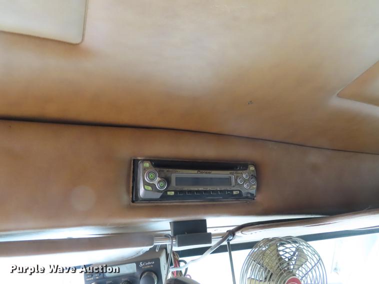 image for item DE3505 2000 Peterbilt 379 semi truck