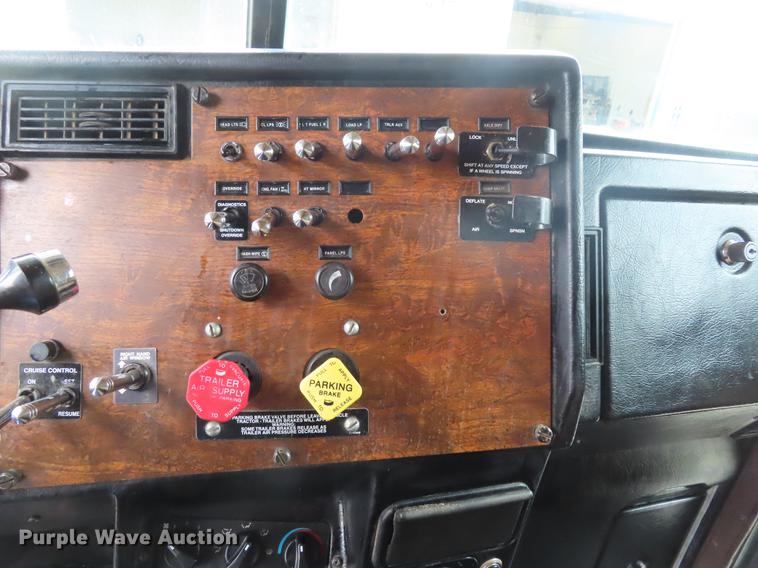 image for item DE3505 2000 Peterbilt 379 semi truck