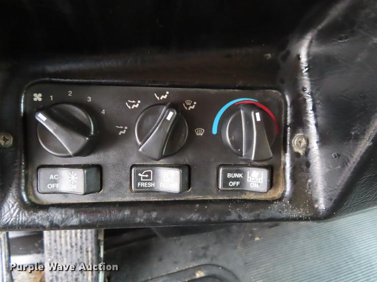 image for item DE3505 2000 Peterbilt 379 semi truck