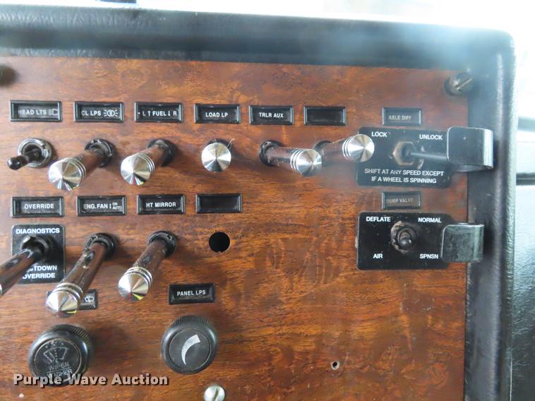 image for item DE3505 2000 Peterbilt 379 semi truck