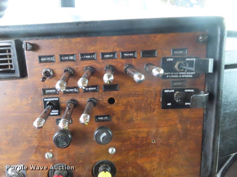 image for item DE3505 2000 Peterbilt 379 semi truck