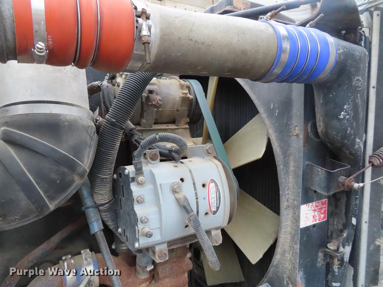 image for item DE3505 2000 Peterbilt 379 semi truck