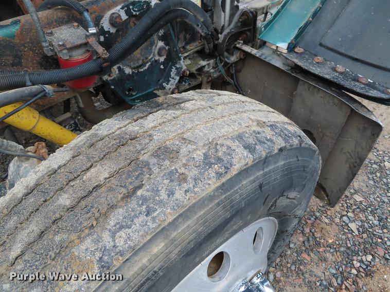 image for item DE3505 2000 Peterbilt 379 semi truck