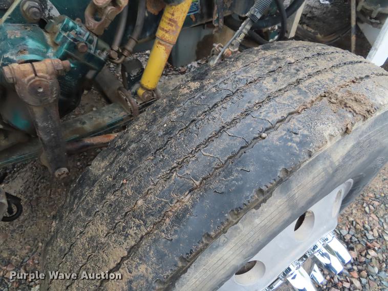 image for item DE3505 2000 Peterbilt 379 semi truck