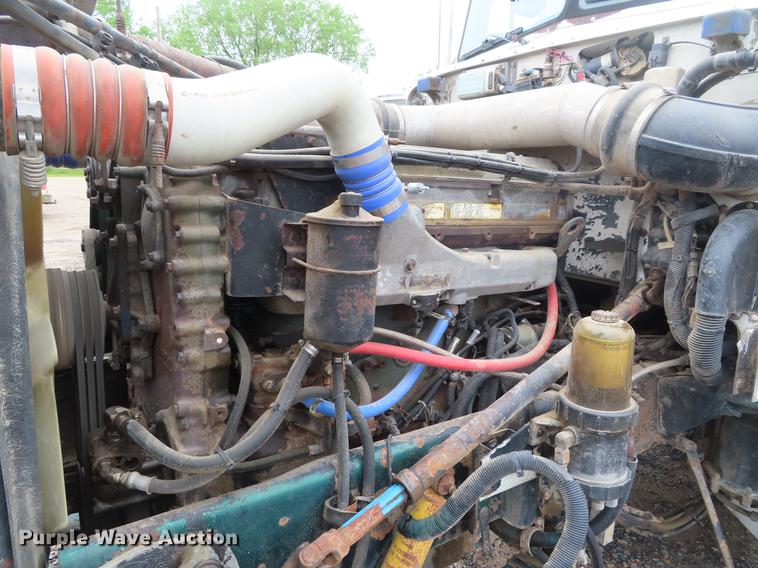 image for item DE3505 2000 Peterbilt 379 semi truck