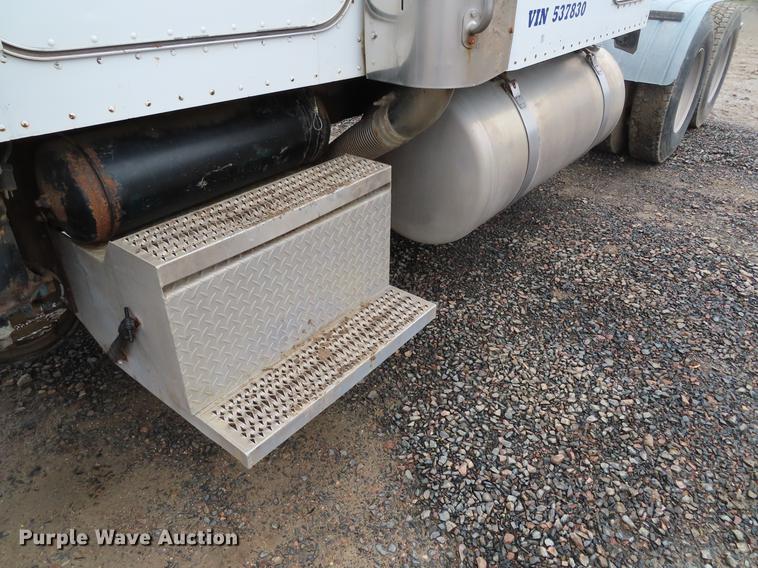 image for item DE3505 2000 Peterbilt 379 semi truck