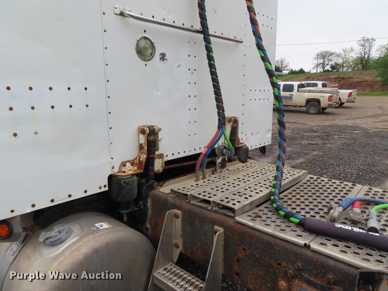 image for item DE3505 2000 Peterbilt 379 semi truck