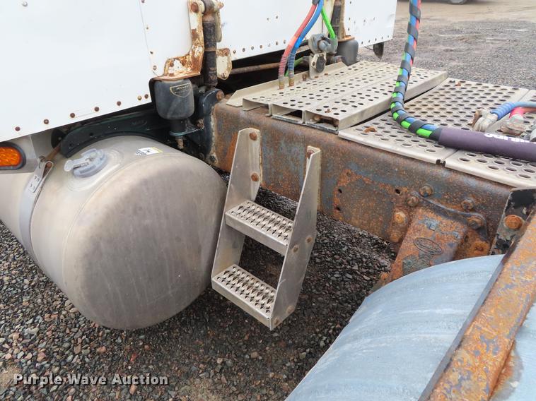 image for item DE3505 2000 Peterbilt 379 semi truck