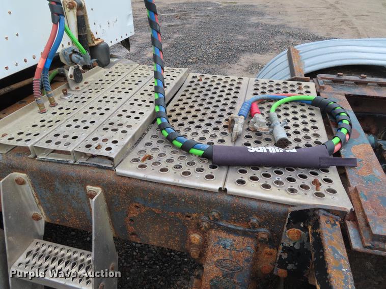 image for item DE3505 2000 Peterbilt 379 semi truck