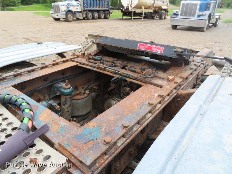 image for item DE3505 2000 Peterbilt 379 semi truck