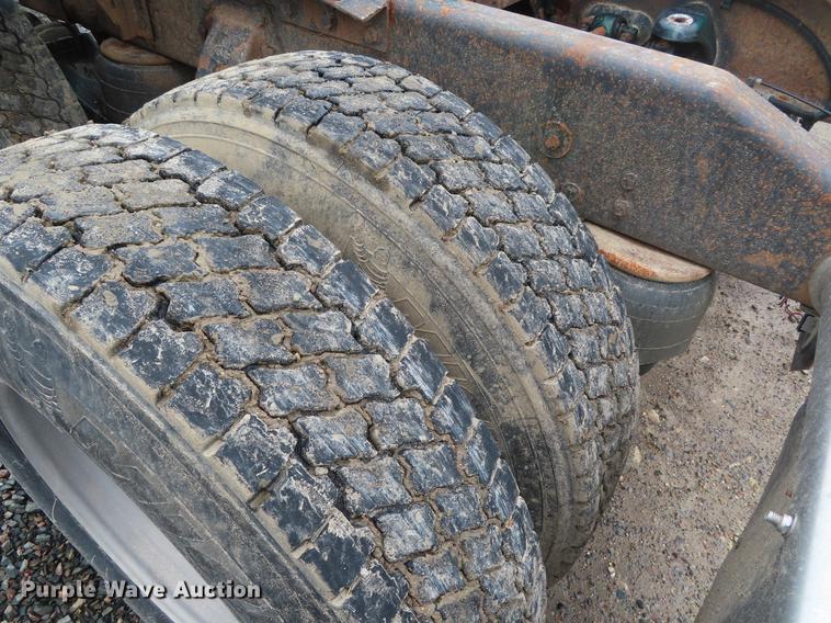 image for item DE3505 2000 Peterbilt 379 semi truck