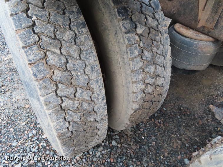 image for item DE3505 2000 Peterbilt 379 semi truck