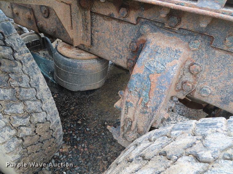 image for item DE3505 2000 Peterbilt 379 semi truck