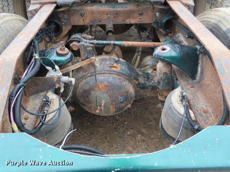 image for item DE3505 2000 Peterbilt 379 semi truck