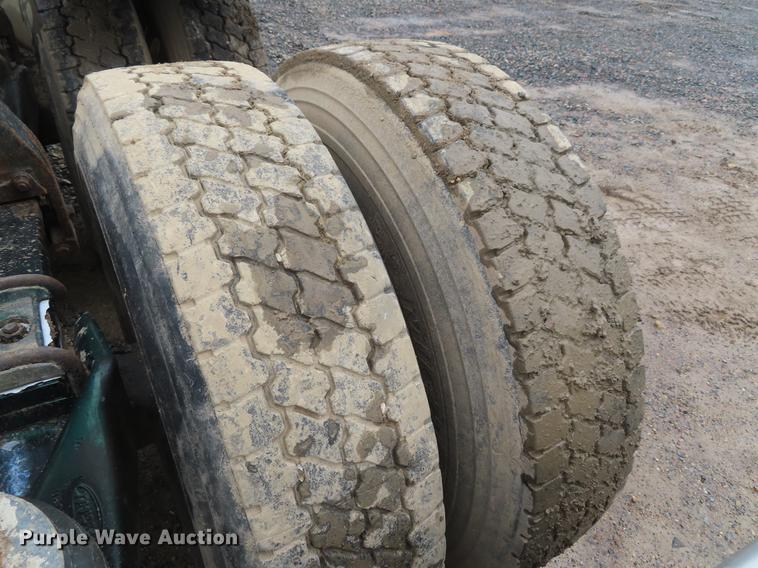 image for item DE3505 2000 Peterbilt 379 semi truck