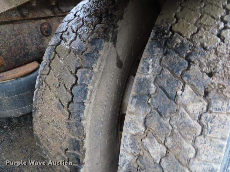 image for item DE3505 2000 Peterbilt 379 semi truck