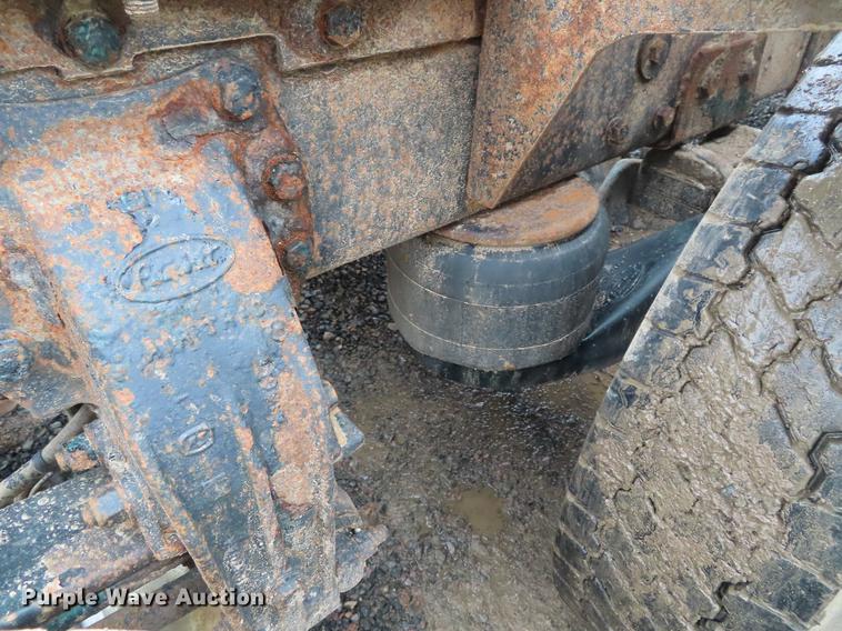 image for item DE3505 2000 Peterbilt 379 semi truck