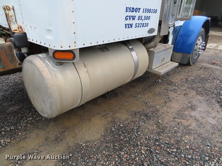 image for item DE3505 2000 Peterbilt 379 semi truck