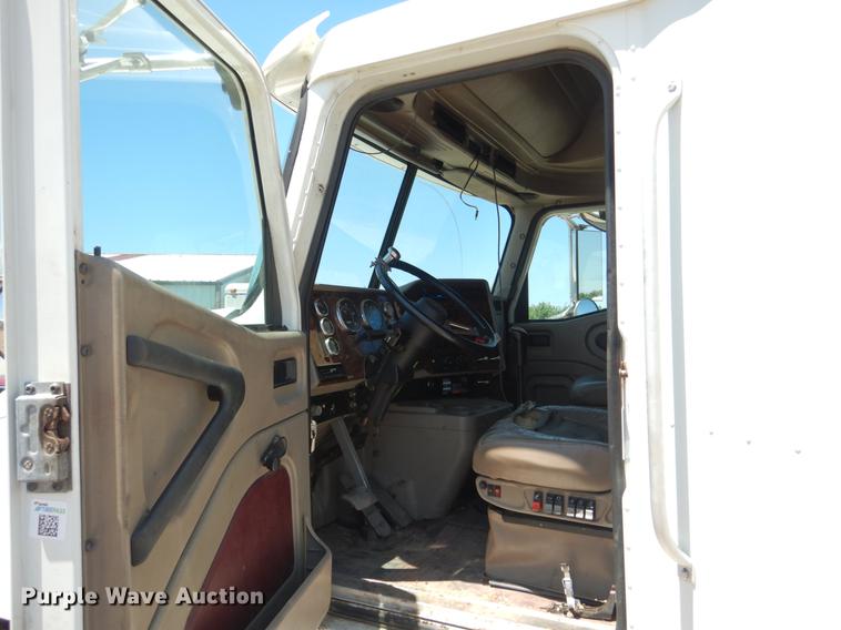 image for item DE3963 2007 International 9400i semi truck