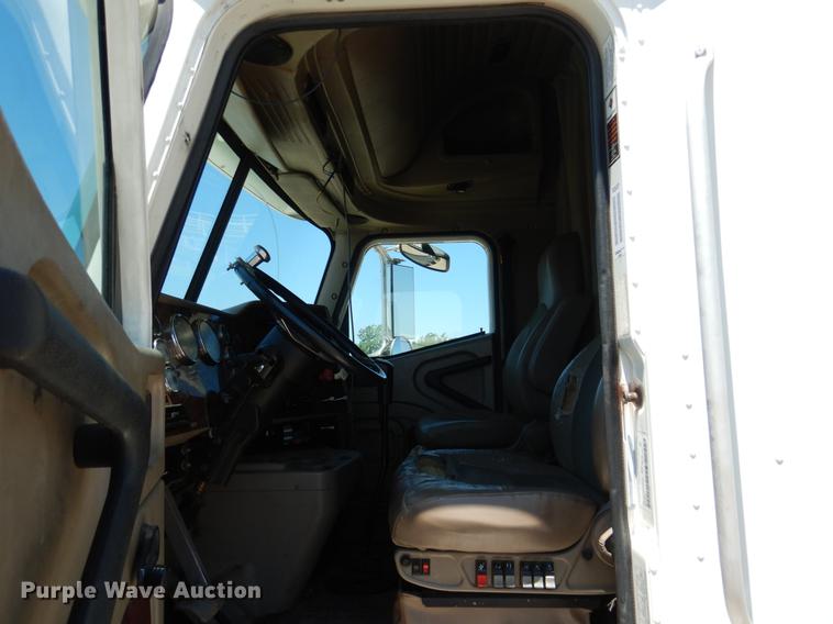 image for item DE3963 2007 International 9400i semi truck