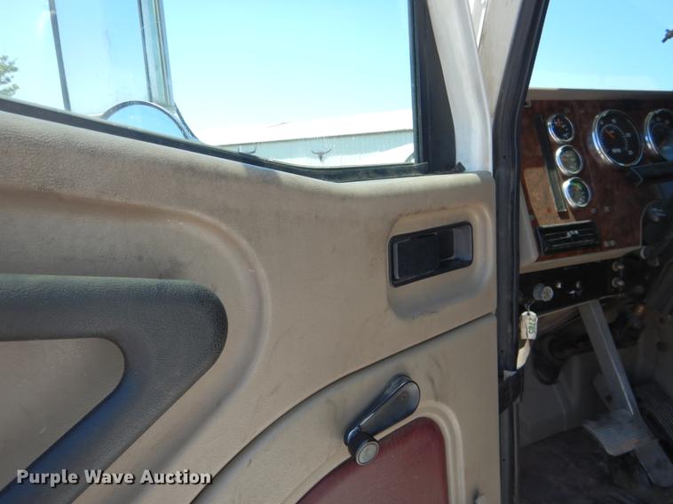 image for item DE3963 2007 International 9400i semi truck