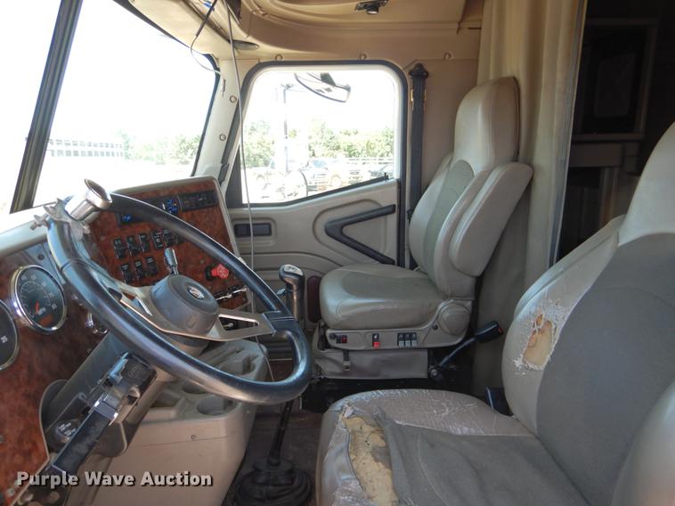 image for item DE3963 2007 International 9400i semi truck