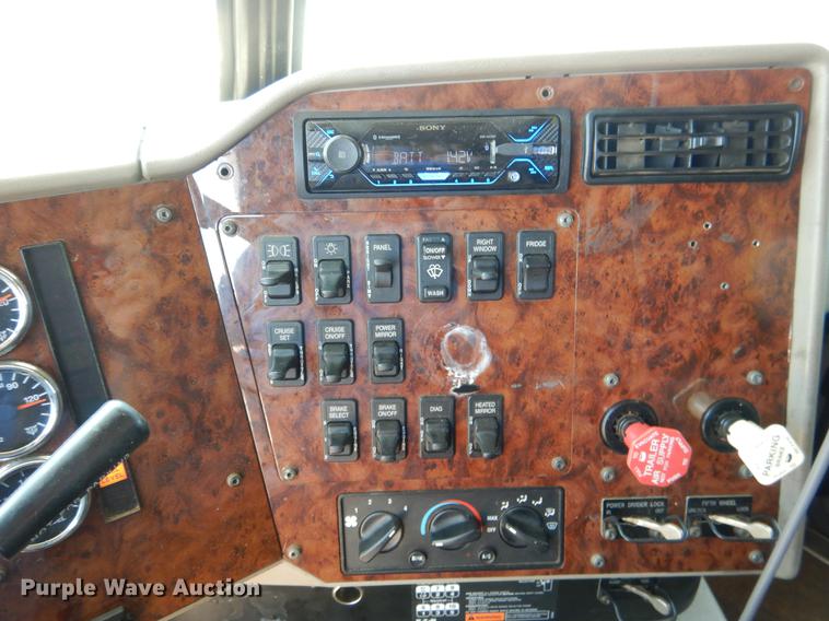 image for item DE3963 2007 International 9400i semi truck