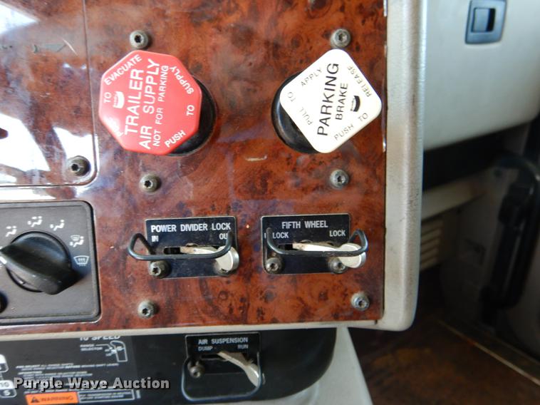 image for item DE3963 2007 International 9400i semi truck