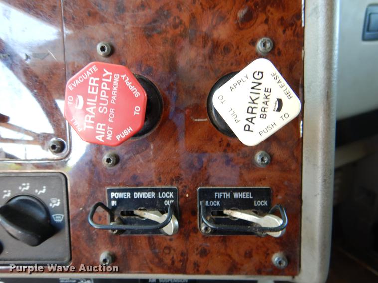 image for item DE3963 2007 International 9400i semi truck