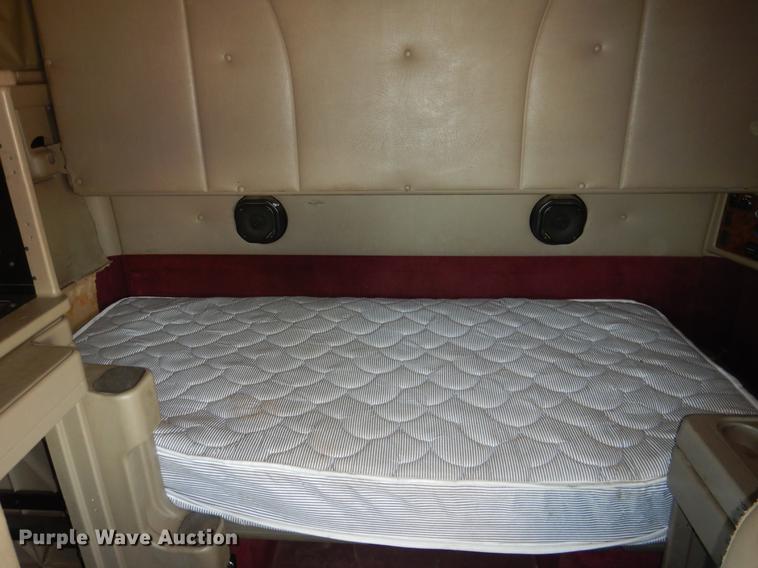 image for item DE3963 2007 International 9400i semi truck