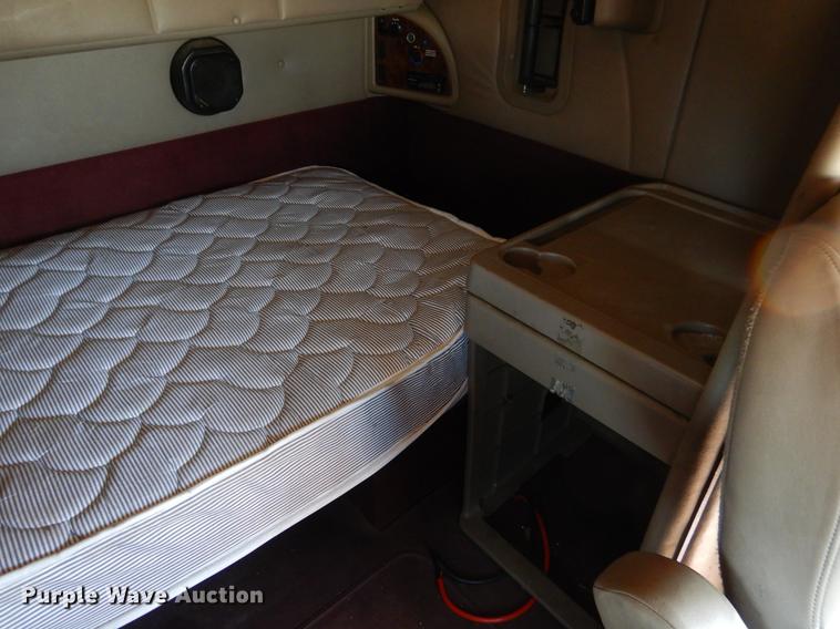 image for item DE3963 2007 International 9400i semi truck