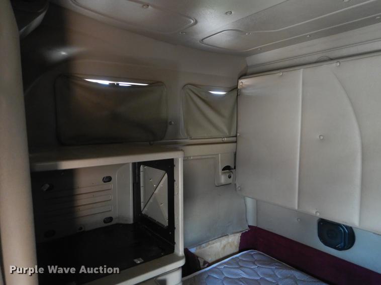 image for item DE3963 2007 International 9400i semi truck