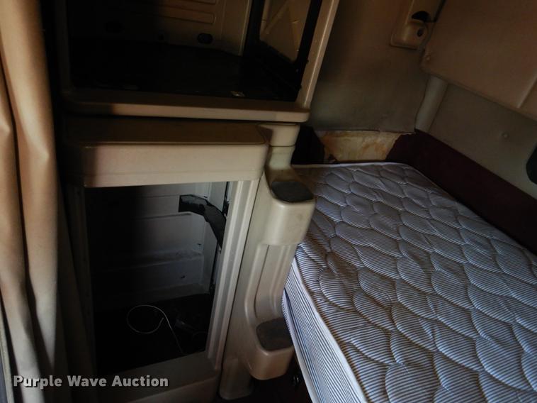 image for item DE3963 2007 International 9400i semi truck