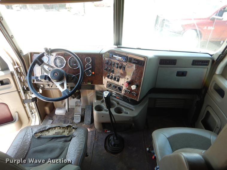 image for item DE3963 2007 International 9400i semi truck