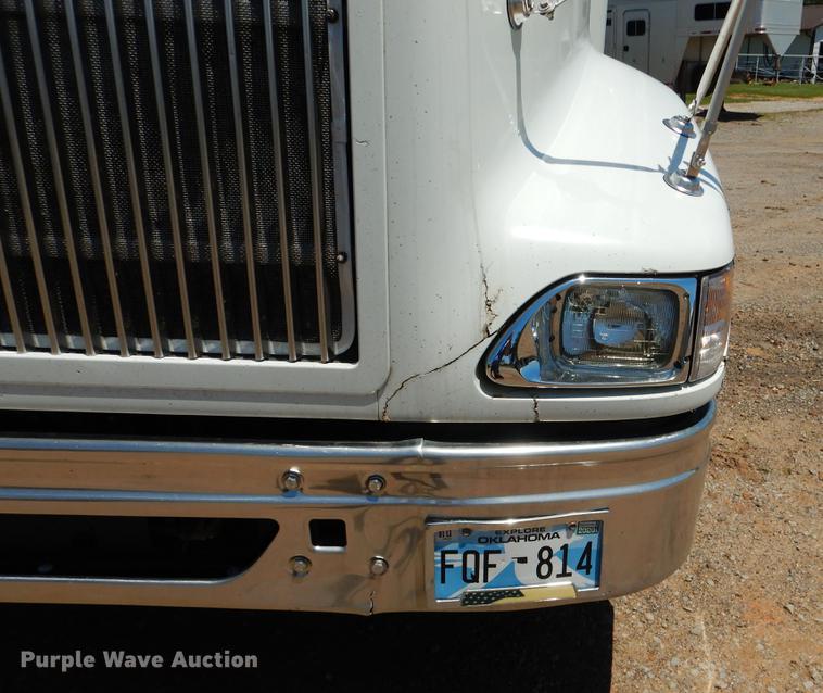 image for item DE3963 2007 International 9400i semi truck