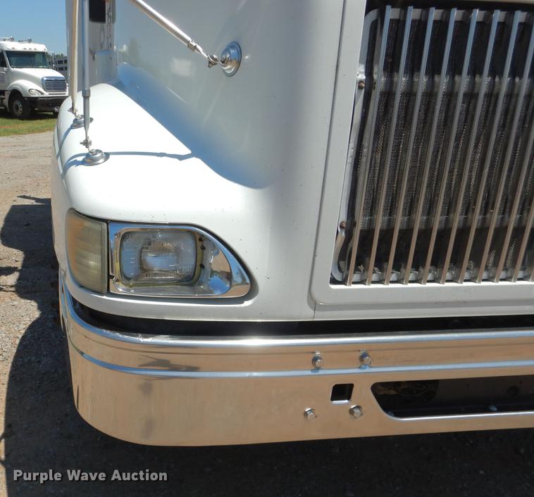 image for item DE3963 2007 International 9400i semi truck