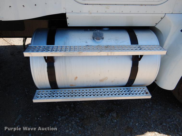 image for item DE3963 2007 International 9400i semi truck