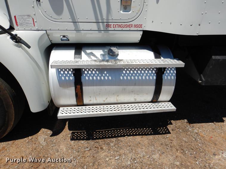 image for item DE3963 2007 International 9400i semi truck