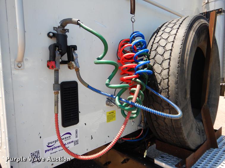 image for item DE3963 2007 International 9400i semi truck