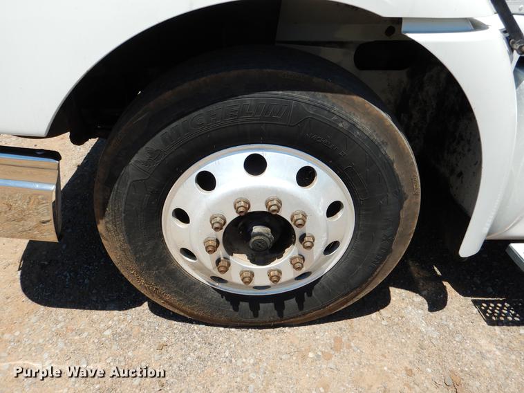 image for item DE3963 2007 International 9400i semi truck