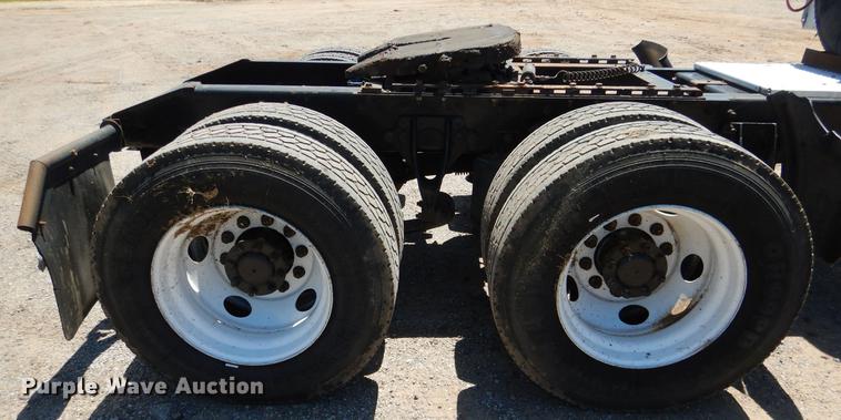 image for item DE3963 2007 International 9400i semi truck