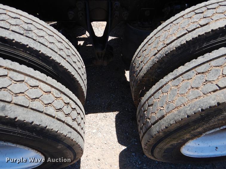 image for item DE3963 2007 International 9400i semi truck