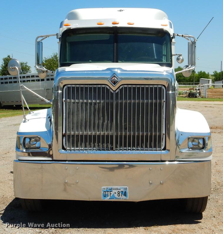 image for item DE3964 2006 International 9900i semi truck