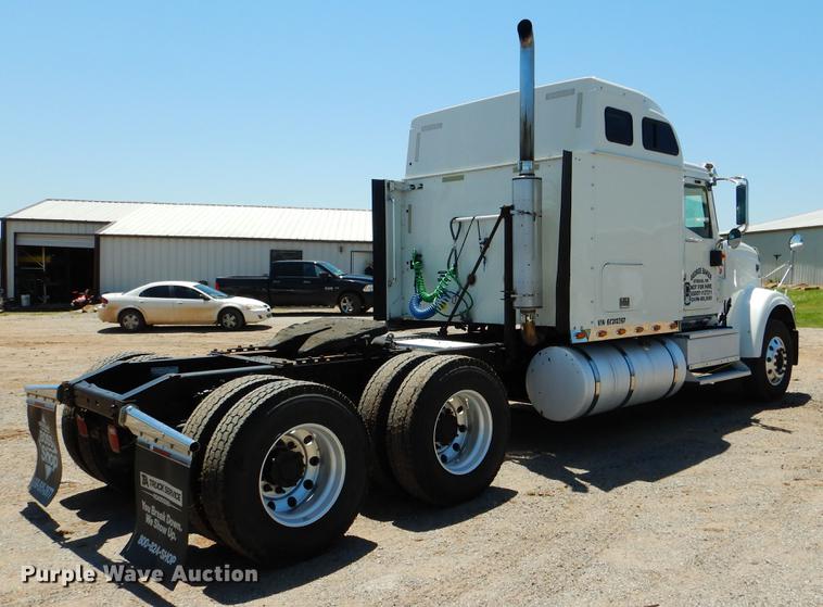 image for item DE3964 2006 International 9900i semi truck