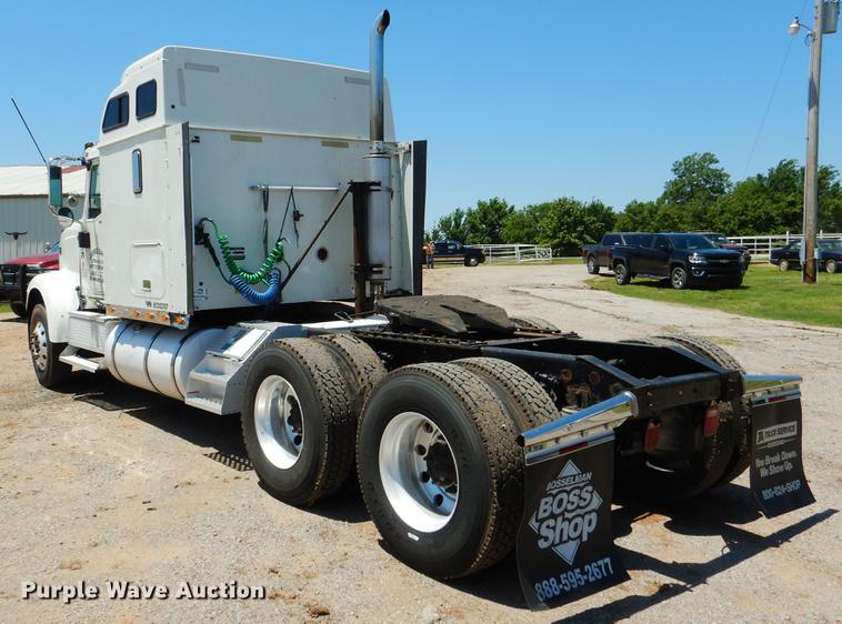 image for item DE3964 2006 International 9900i semi truck