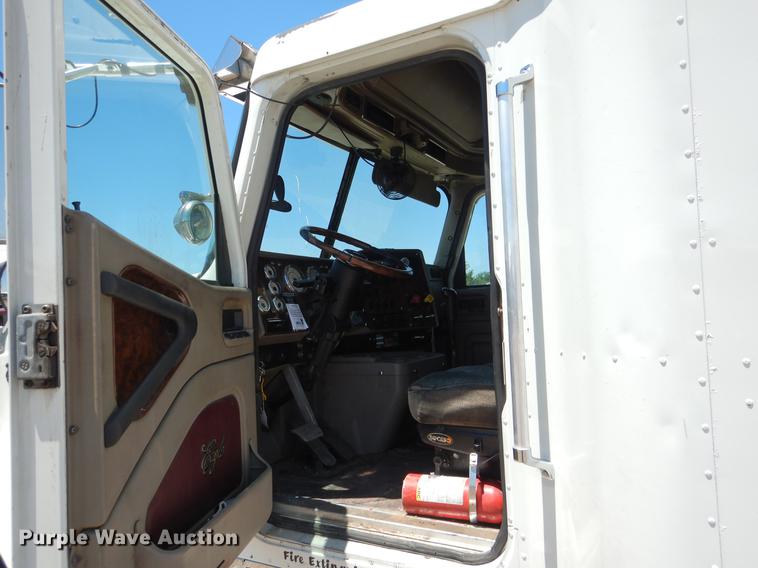 image for item DE3964 2006 International 9900i semi truck