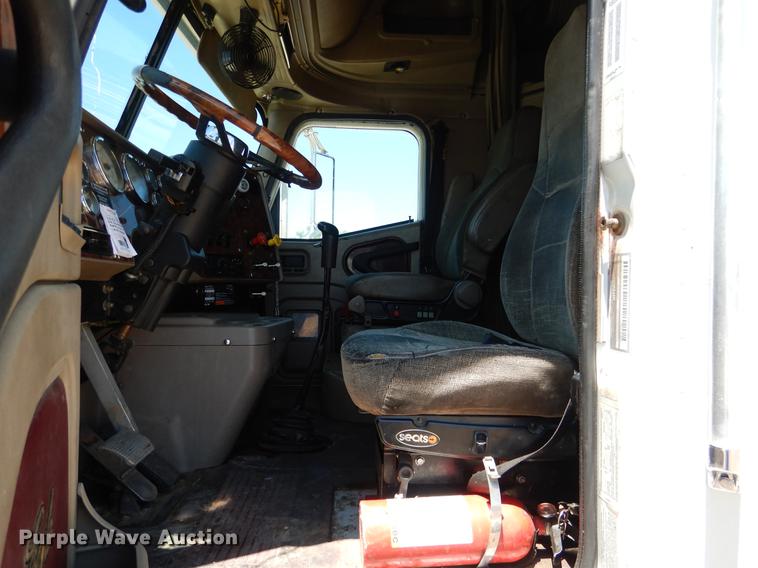 image for item DE3964 2006 International 9900i semi truck