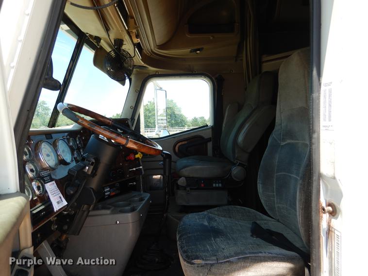 image for item DE3964 2006 International 9900i semi truck