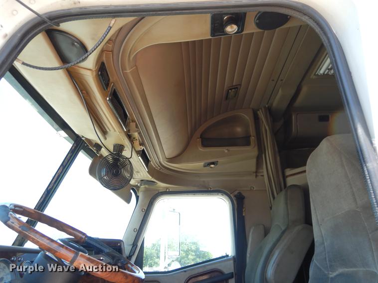 image for item DE3964 2006 International 9900i semi truck